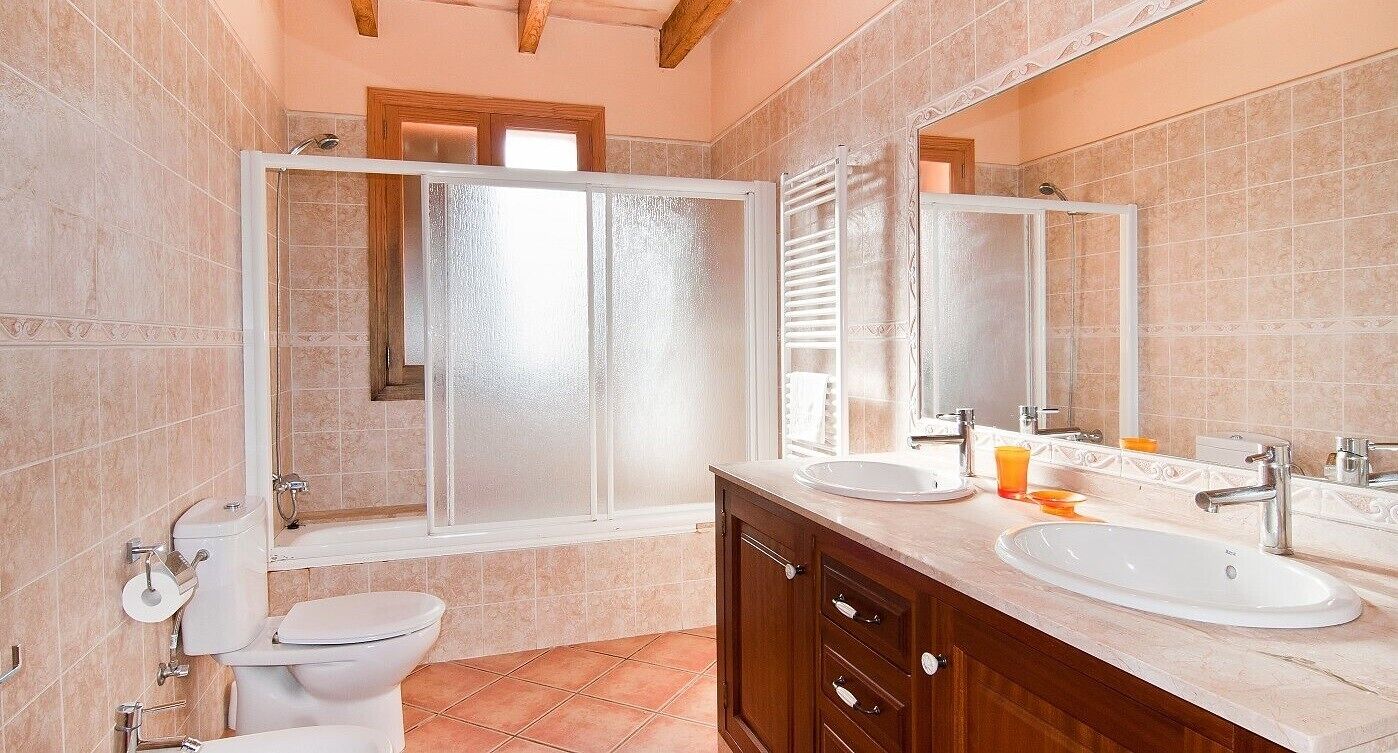Bathtub, hair dryer, towels