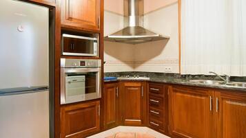 冷蔵庫、電子レンジ、オーブン、コンロ