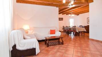 Fernseher, DVD-Player, Tischtennisplatte, Stereoanlage