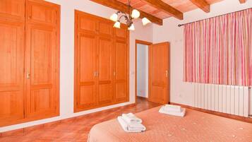 4 室のベッドルーム、アイロン / アイロン台、WiFi (無料)、ベッドシーツ