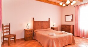 4 bedrooms, iron/ironing board, free WiFi, bed sheets
