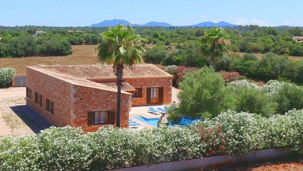 A stone building with a pool, surrounded by greenery and a clear sky. - Can Mates Nou, private pool, free Wi-Fi (Campos)