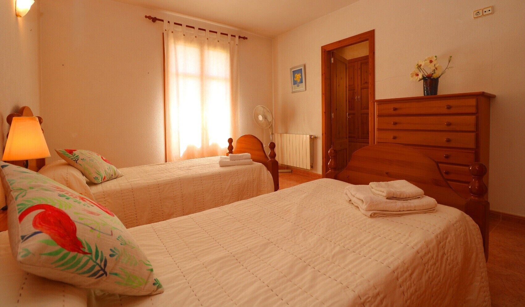 3 slaapkamers, een strijkplank/strijkijzer, gratis wifi, beddengoed