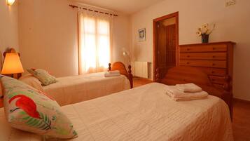 3 dormitorios, tabla de planchar con plancha, wifi gratis y ropa de cama