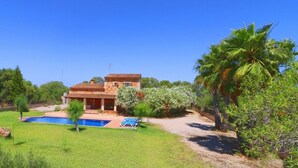 A house with a swimming pool, surrounded by greenery and palm trees. - Can Toni, private pool, free WiFi (Campos)