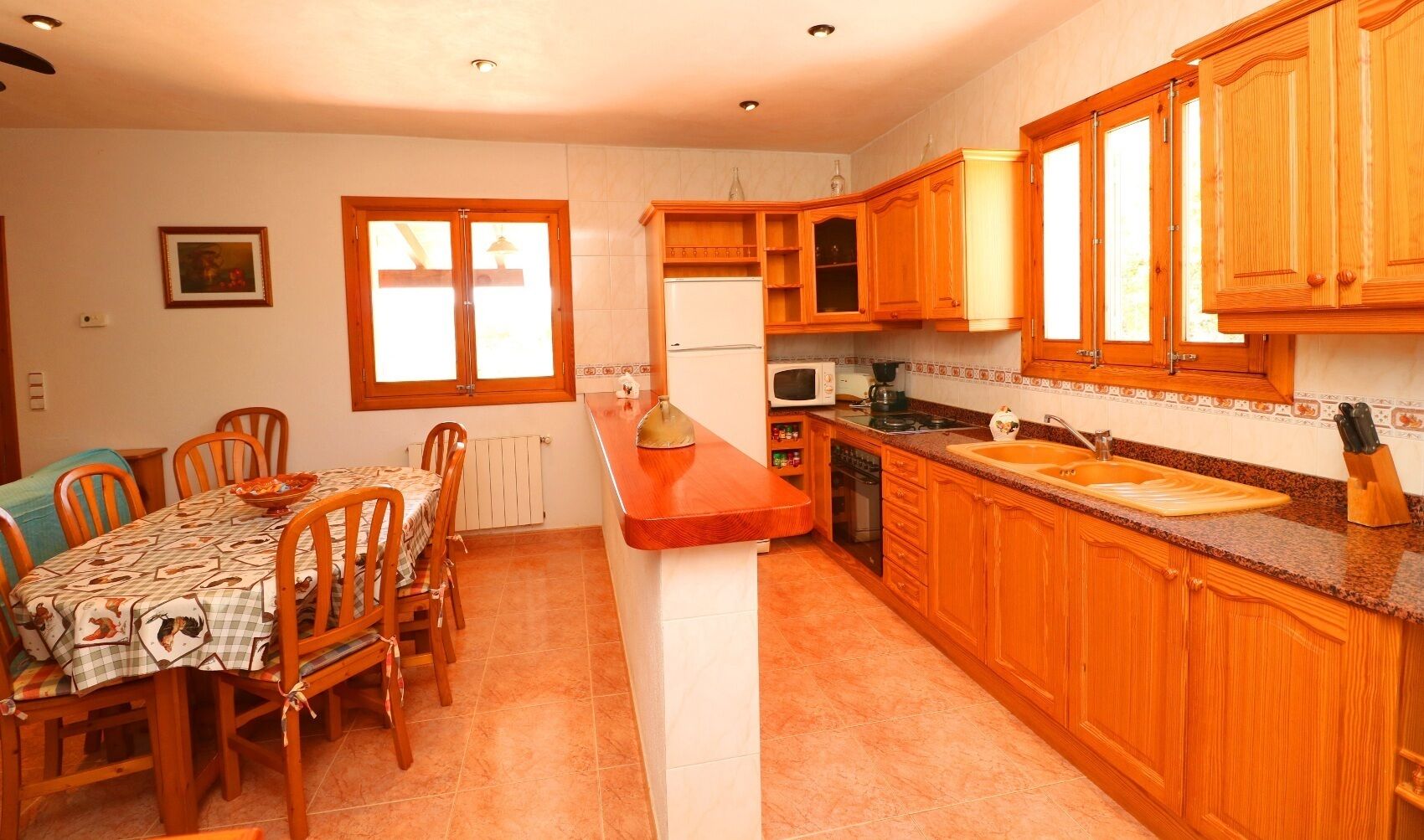 Jääkaappi, mikroaaltouuni, uuni, liesi