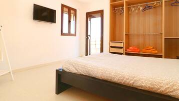 3 slaapkamers, een strijkplank/strijkijzer, gratis wifi, beddengoed