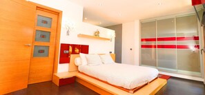 3 slaapkamers, een strijkplank/strijkijzer, gratis wifi, beddengoed