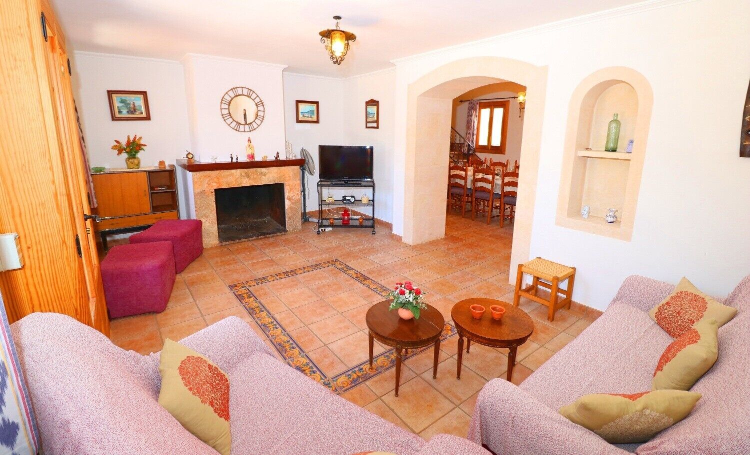 Télévision, cheminée, lecteur de DVD, table de tennis de table