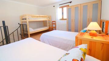 5 bedrooms, iron/ironing board, free WiFi, bed sheets