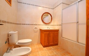 浴槽、ヘアドライヤー、タオル