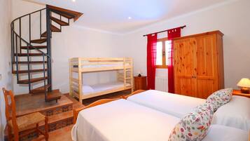 5 bedrooms, iron/ironing board, free WiFi, bed sheets