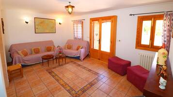 Una televisión, una chimenea, un reproductor de DVD