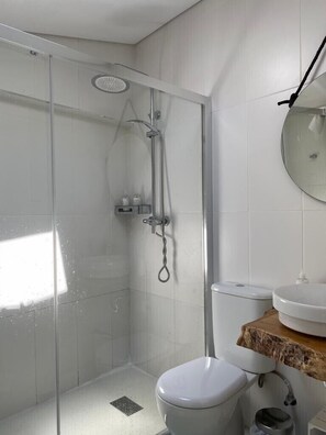 Dusch, hårtork, handdukar och tvål