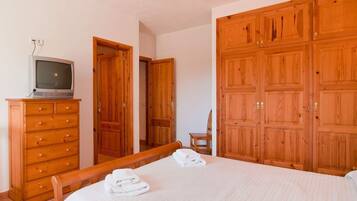 3 slaapkamers, een strijkplank/strijkijzer, gratis wifi, beddengoed