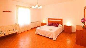 4 dormitorios, tabla de planchar con plancha, wifi gratis y ropa de cama