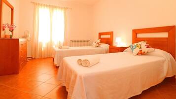 4 dormitorios, tabla de planchar con plancha, wifi gratis y ropa de cama