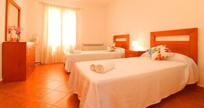 4 chambres, fer et planche à repasser, Wi-Fi gratuit, draps fournis