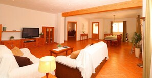 Una televisión, un reproductor de DVD, una mesa de tenis de mesa