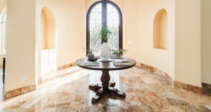 Sleeps 19, 7BDR Estate! Sports Court, Putting Green, Pool | Farrier by AvantStay