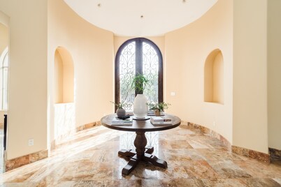 Sleeps 19, 7BDR Estate! Sports Court, Putting Green, Pool | Farrier by AvantStay