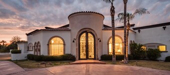 Sleeps 19, 7BDR Estate! Sports Court, Putting Green, Pool | Farrier by AvantStay