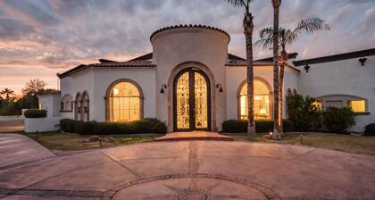 Sleeps 19, 7BDR Estate! Sports Court, Putting Green, Pool | Farrier by AvantStay