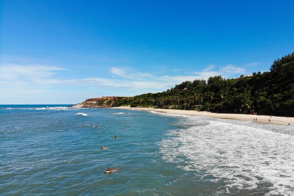 Playa en los alrededores y playa de arena blanca 