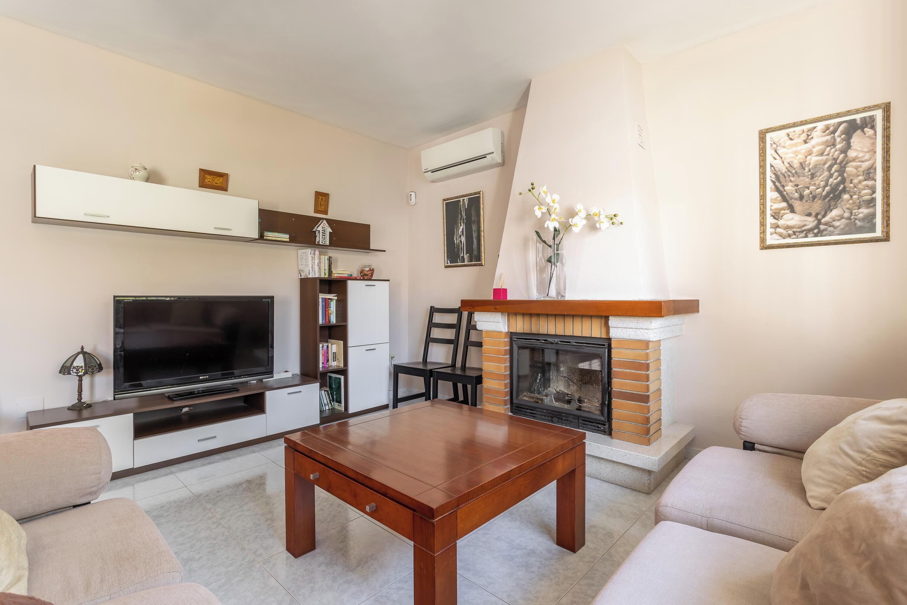 Televisie en een open haard