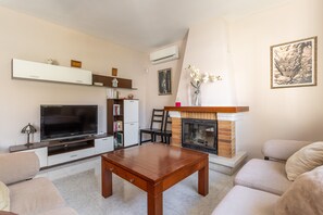 Una televisión, una chimenea