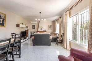 Una televisión, una chimenea