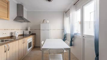 Jääkaappi, mikroaaltouuni, uuni, liesi