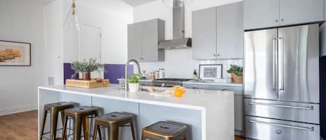 Refrigerador, microondas, horno, placa de cocina