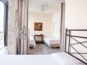 Habitación cuádruple (1 Double bed + 2 Single bed) | Wifi gratis y ropa de cama