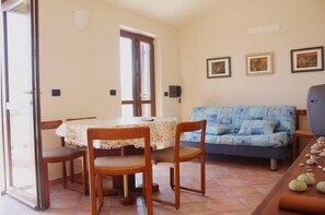 Dining - Villetta Vicino al Mare - Primo Piano - 2-4 Posti Letto IUN Q3564 (Cala Gonone)