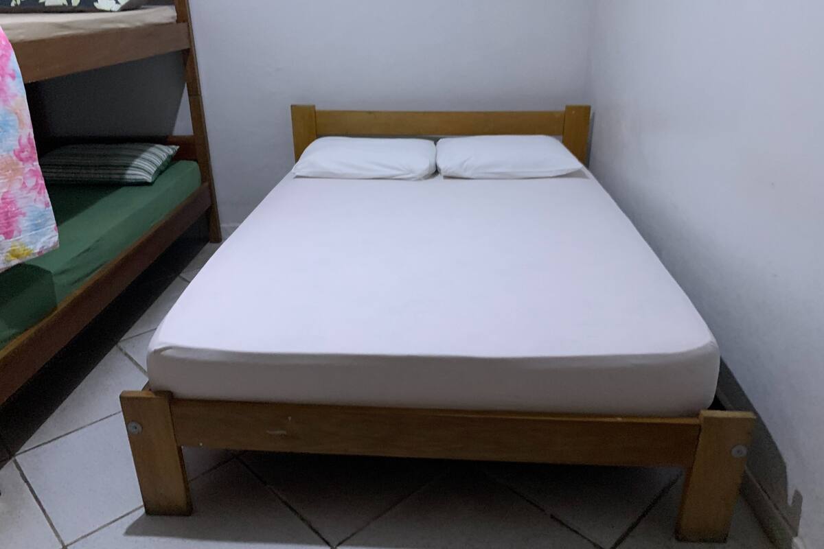 Phòng 4 (1 Double bed + 2 Single bed)
