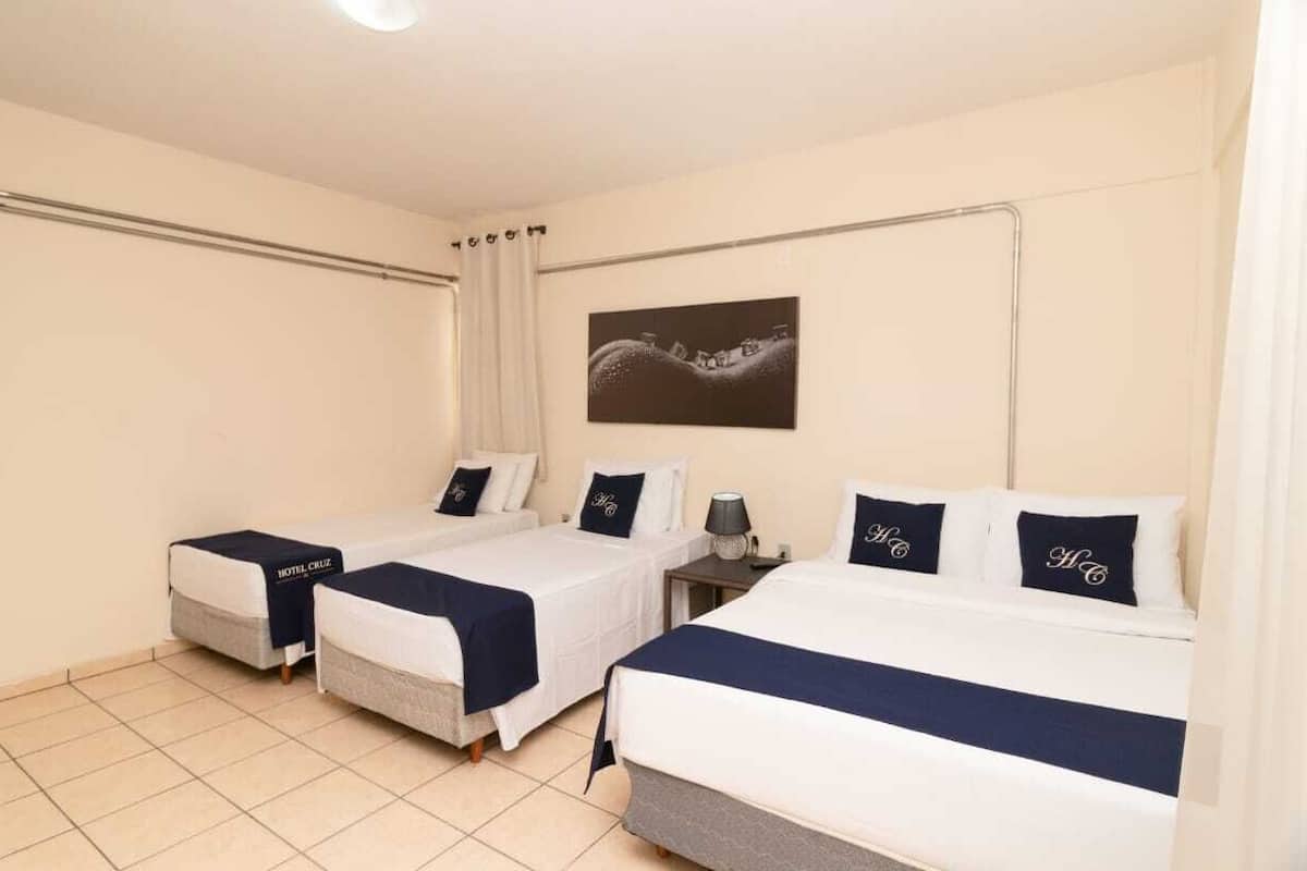 Neljän hengen huone (1 Double bed + 2 Single bed) | Ilmainen Wi-Fi, vuodevaatteet