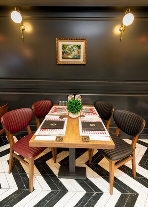 Petit déjeuner continental (8 EUR par personne)