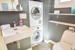 Dusche, Haartrockner, Handtücher