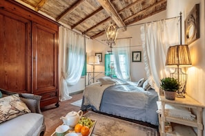 5 bedrooms, iron/ironing board, free WiFi, bed sheets