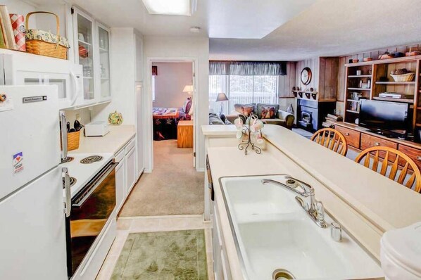 Condo, Multiple Beds, Hot Tub, Mountain View | Private kitchen