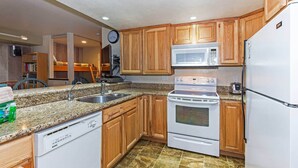 Apartamento, varias camas, chimenea, vistas a la montaña (Horizons ) | Cocina privada | Cafetera o tetera