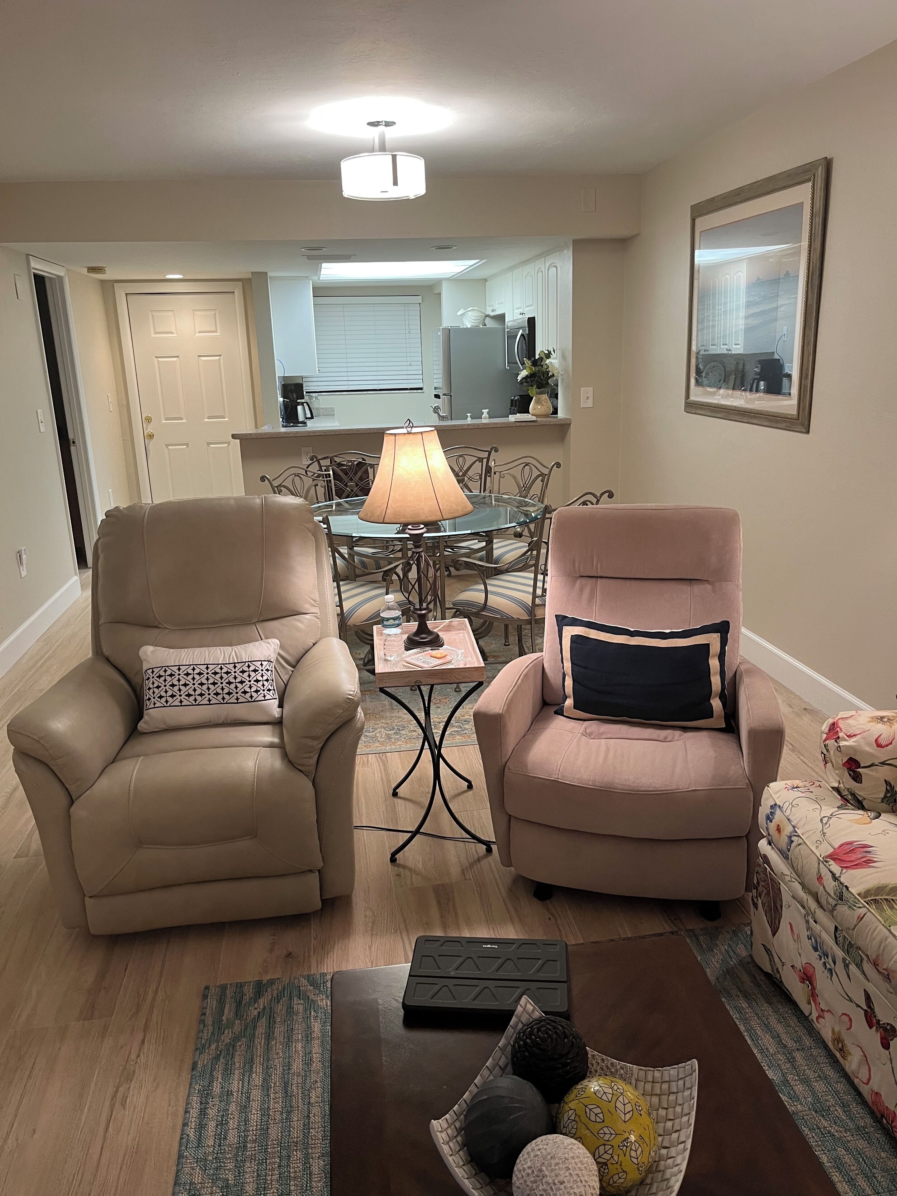 テレビ、DVD プレーヤー、卓球台、書庫