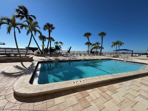 Utendørsbasseng og et oppvarmet basseng