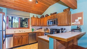 Unclassified image, 5 of 18, button - Winterset #18 - Shared Pool & Near Skiing! (Mammoth Lakes)