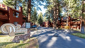 Unclassified image, 3 of 18, button - Winterset #18 - Shared Pool & Near Skiing! (Mammoth Lakes)