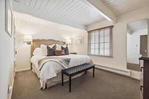 2 bedrooms, iron/ironing board, WiFi, bed sheets - Walk to ski & Ajax Views (Aspen)