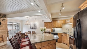 Coffee/tea maker, fridge, microwave, oven - Walk to ski & Ajax Views (Aspen)