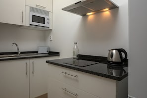 Frigorífico, microondas, cafetera o tetera y hervidor eléctrico