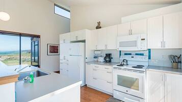 Hus - flera sängar - eldstad - havsutsikt (Haltwhistle West) | Eget kök | Stort kylskåp, mikrovågsugn, ugn och spishäll